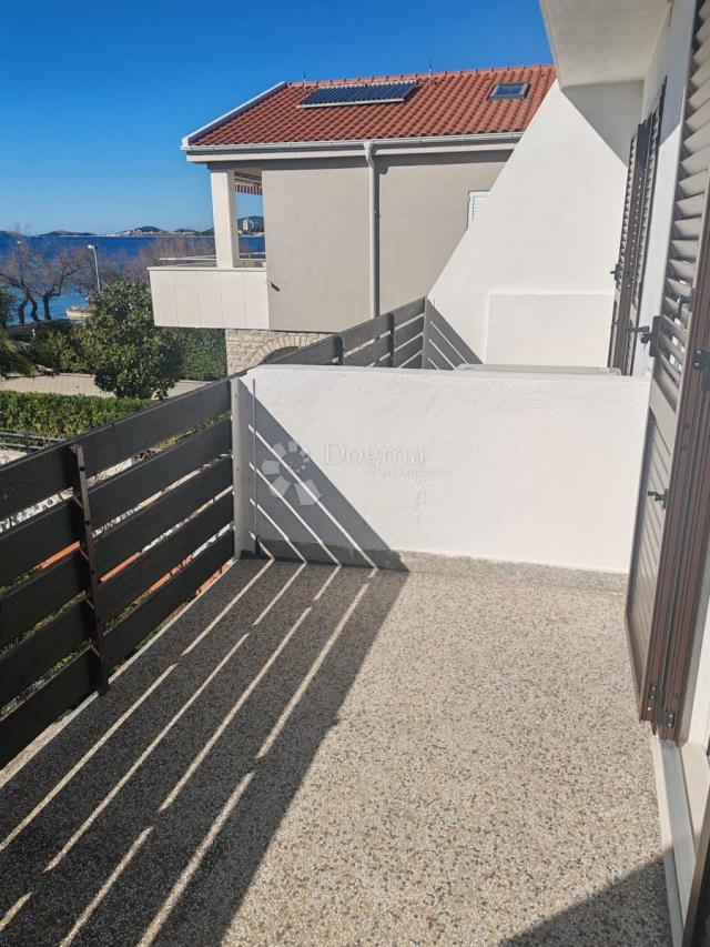 SRIMA - atraktivna  kuća u prvom redu do plaže s predivnim vrtom