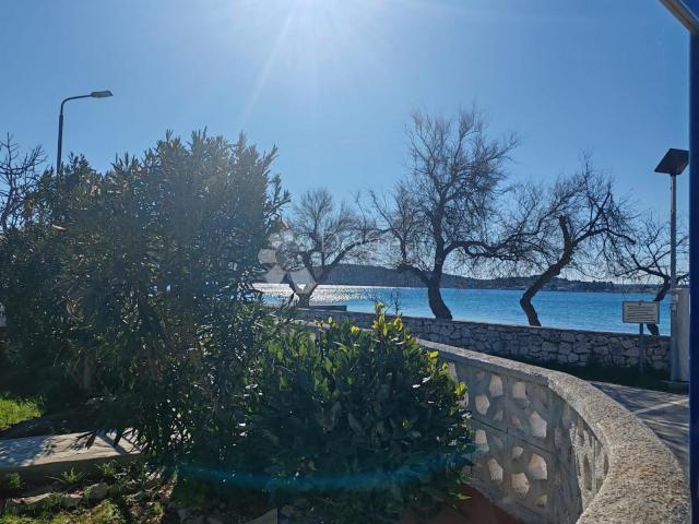 SRIMA - atraktivna  kuća u prvom redu do plaže s predivnim vrtom
