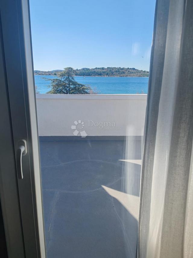 SRIMA - atraktivna  kuća u prvom redu do plaže s predivnim vrtom