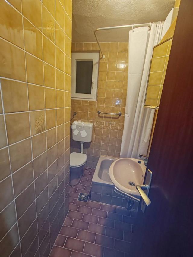 SRIMA - atraktivna  kuća u prvom redu do plaže s predivnim vrtom