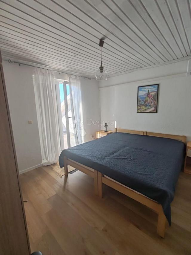 SRIMA - atraktivna  kuća u prvom redu do plaže s predivnim vrtom