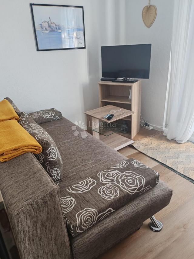 SRIMA - atraktivna  kuća u prvom redu do plaže s predivnim vrtom