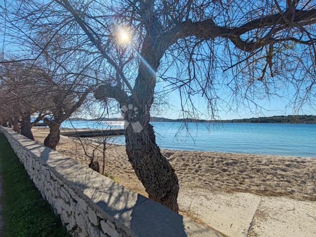 SRIMA - atraktivna  kuća u prvom redu do plaže s predivnim vrtom