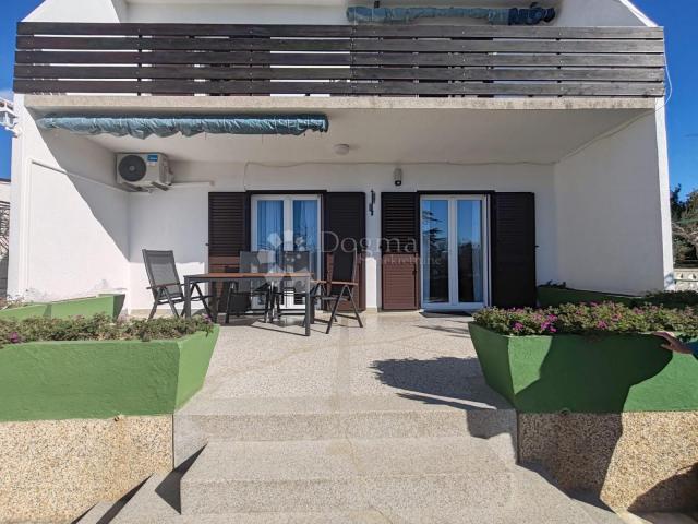 SRIMA - atraktivna  kuća u prvom redu do plaže s predivnim vrtom