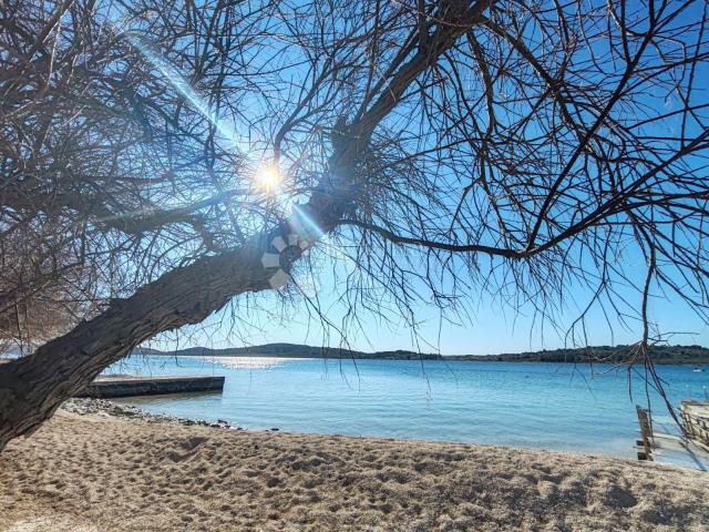 SRIMA - atraktivna  kuća u prvom redu do plaže s predivnim vrtom