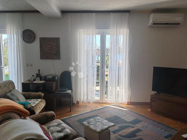 SRIMA - atraktivna  kuća u prvom redu do plaže s predivnim vrtom