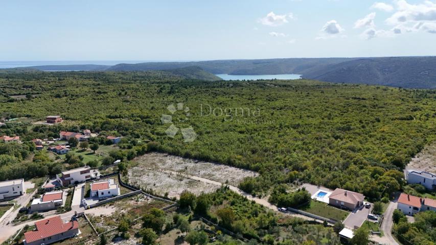 GRAĐEVINSKO ZEMLJIŠTE NADOMAK MORA! Okolica Labina