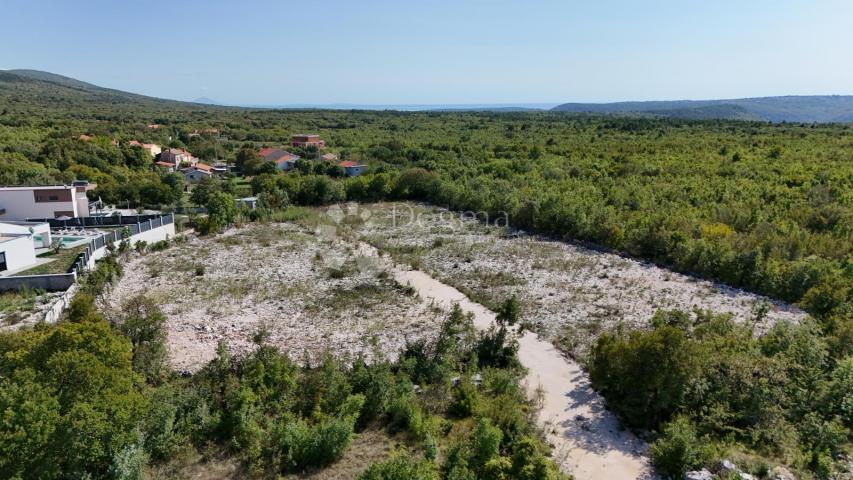 SAMO KOD NAS! GRAĐEVINSKO ZEMLJIŠTE SA DOZVOLOM ZA MONTAŽNU KUĆU, NADOMAK MORA!