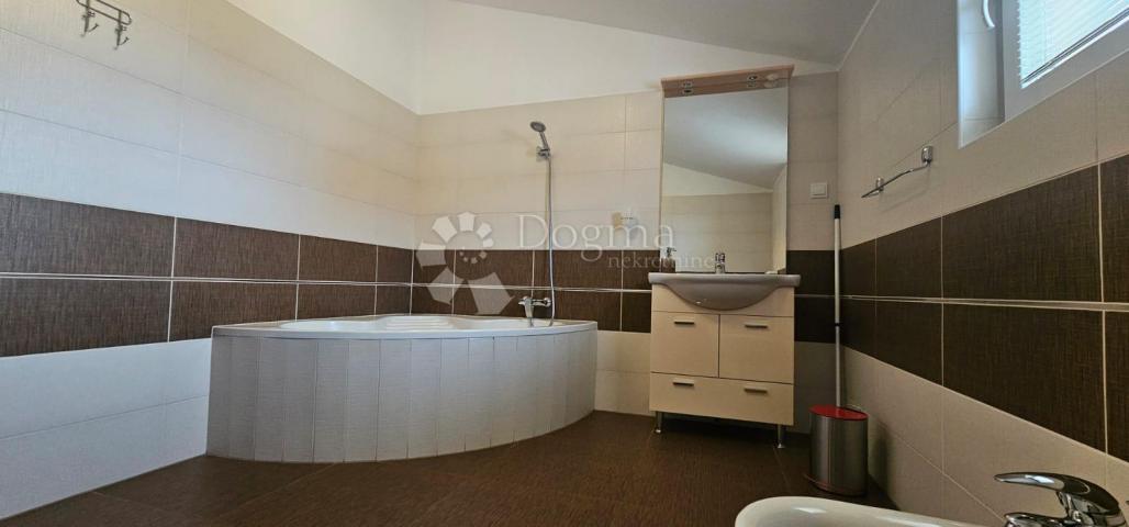 Prodaje se ekskluzivna apartmanska kuća u Medulinu – 900 m od mora