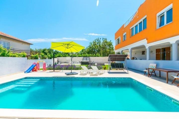 Prodaje se ekskluzivna apartmanska kuća u Medulinu – 900 m od mora