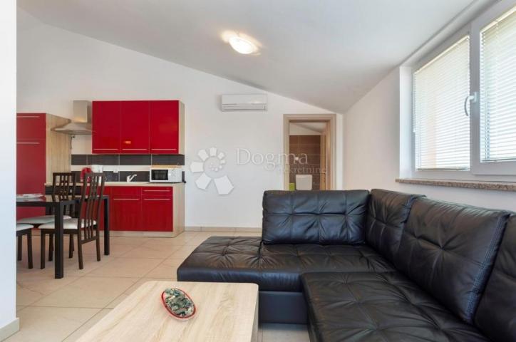 Prodaje se ekskluzivna apartmanska kuća u Medulinu – 900 m od mora