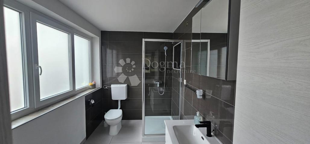 Prodaje se ekskluzivna apartmanska kuća u Medulinu – 900 m od mora