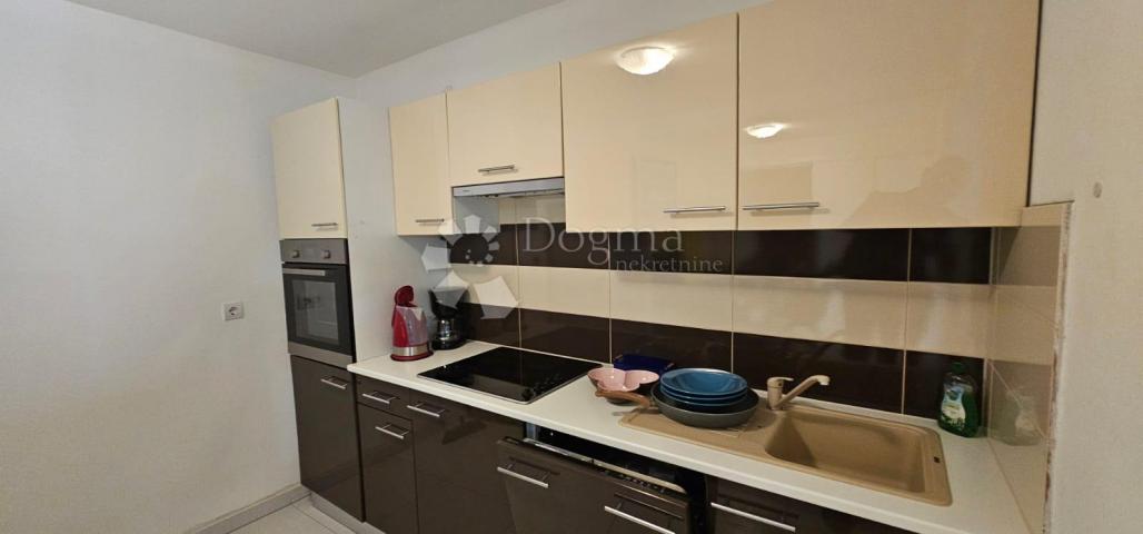 Prodaje se ekskluzivna apartmanska kuća u Medulinu – 900 m od mora