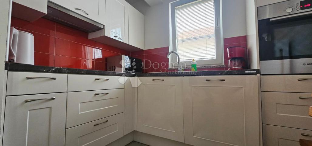 Prodaje se ekskluzivna apartmanska kuća u Medulinu – 900 m od mora