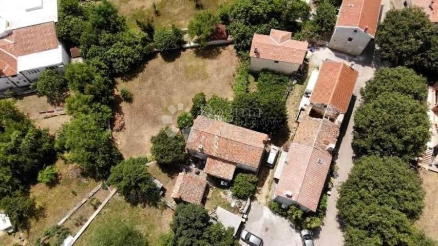PREKRASNA KAMENA KUĆA SA PROSTRANOM OKUĆNICOM U SRCU MJESTA