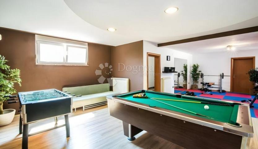 KUĆA SA BAZENOM, TERETANOM I 5 SPAVAĆIH SOBA - PULA