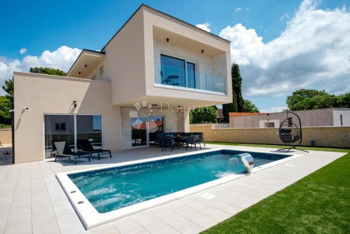 Neues Luxushaus mit Swimmingpool nahe dem Zentrum von Pula