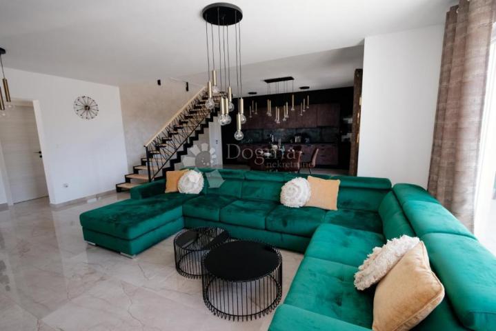Neues Luxushaus mit Swimmingpool nahe dem Zentrum von Pula