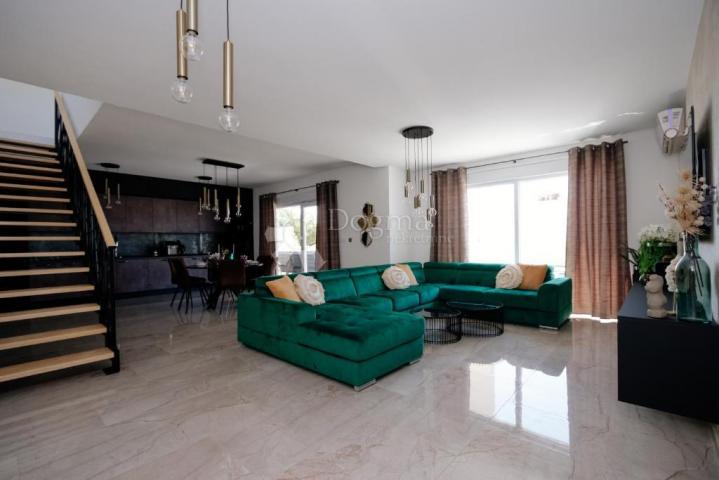 Neues Luxushaus mit Swimmingpool nahe dem Zentrum von Pula