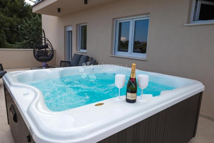 Neues Luxushaus mit Swimmingpool nahe dem Zentrum von Pula