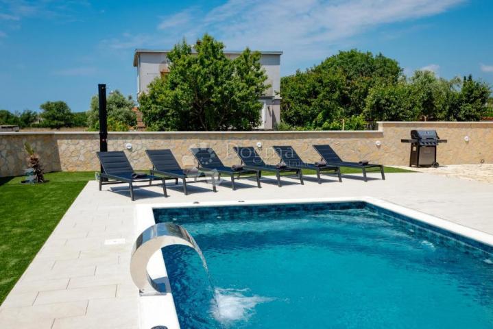 Neues Luxushaus mit Swimmingpool nahe dem Zentrum von Pula