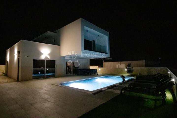 Neues Luxushaus mit Swimmingpool nahe dem Zentrum von Pula