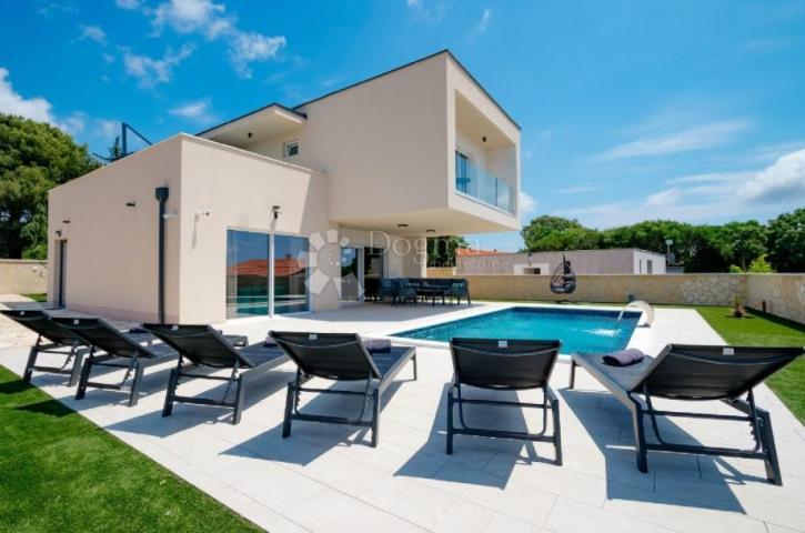 Neues Luxushaus mit Swimmingpool nahe dem Zentrum von Pula