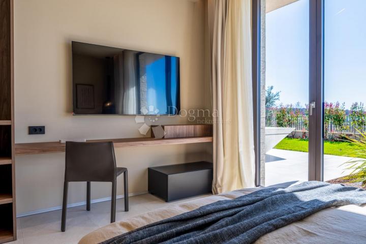 Ekskluzivna smart home vila, kompletno opremljena, s otvorenim pogledom 