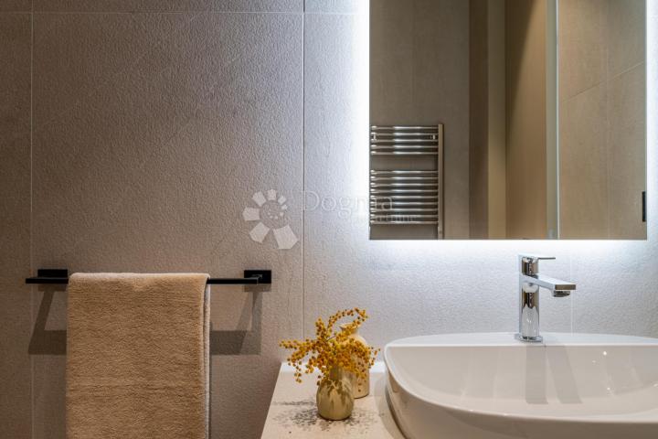 Ekskluzivna smart home vila, kompletno opremljena, s otvorenim pogledom 