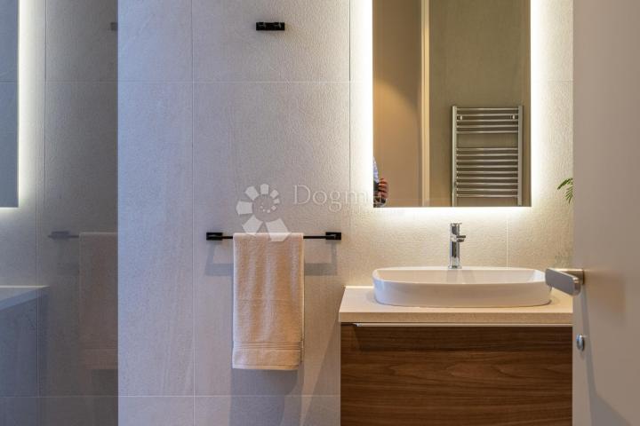 Ekskluzivna smart home vila, kompletno opremljena, s otvorenim pogledom 