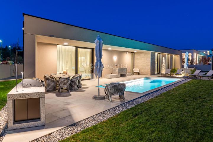 Ekskluzivna smart home vila, kompletno opremljena, s otvorenim pogledom 