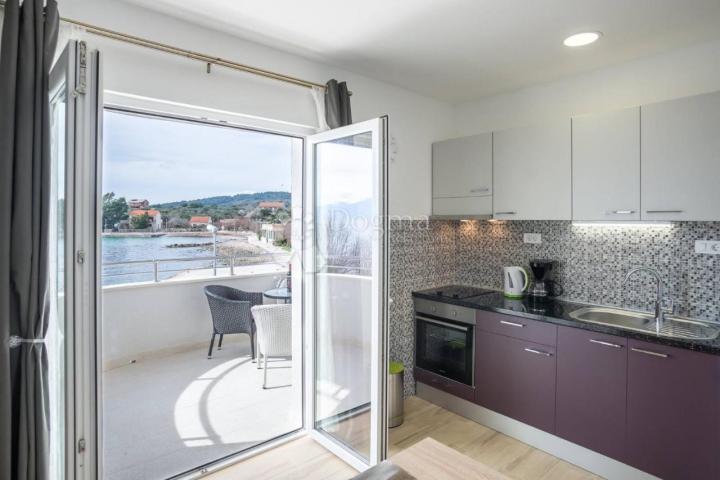 Samo u Dogmi! Hvar, 10m od plaže, prekrasna kuća sa 4 apartmana