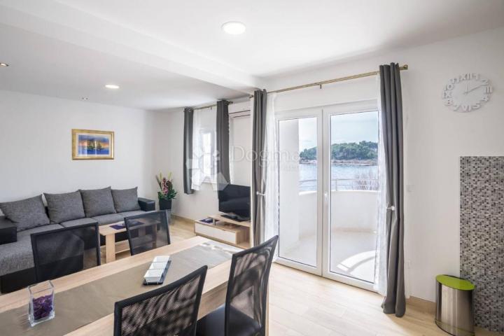 Samo u Dogmi! Hvar, 10m od plaže, prekrasna kuća sa 4 apartmana