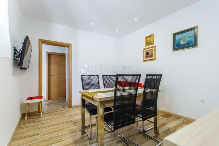 Samo u Dogmi! Hvar, 10m od plaže, prekrasna kuća sa 4 apartmana