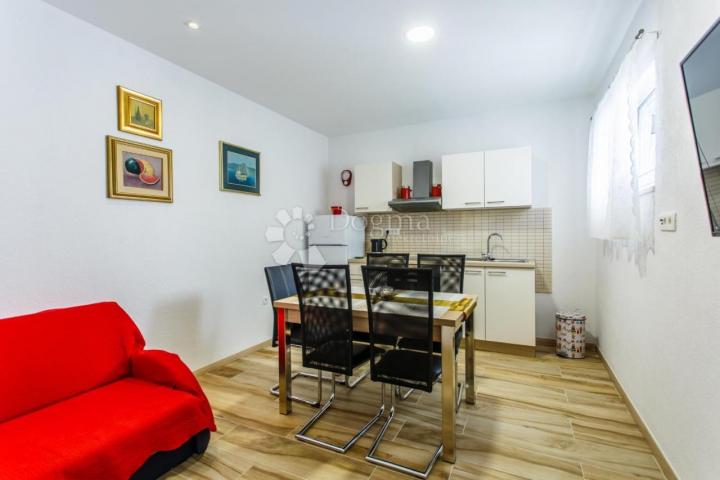 Samo u Dogmi! Hvar, 10m od plaže, prekrasna kuća sa 4 apartmana