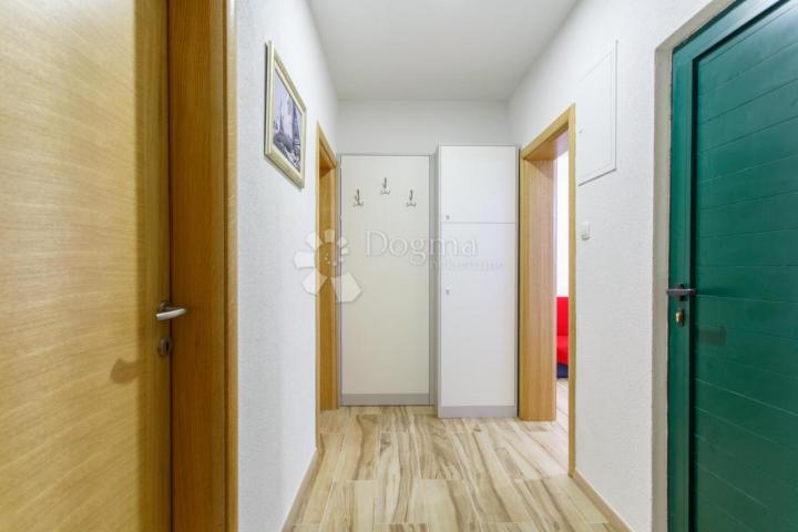 Samo u Dogmi! Hvar, 10m od plaže, prekrasna kuća sa 4 apartmana