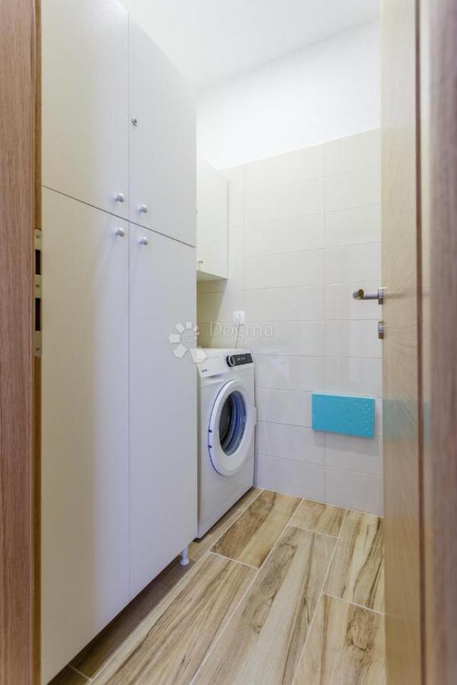 Samo u Dogmi! Hvar, 10m od plaže, prekrasna kuća sa 4 apartmana