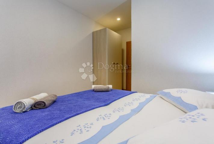 Samo u Dogmi! Hvar, 10m od plaže, prekrasna kuća sa 4 apartmana