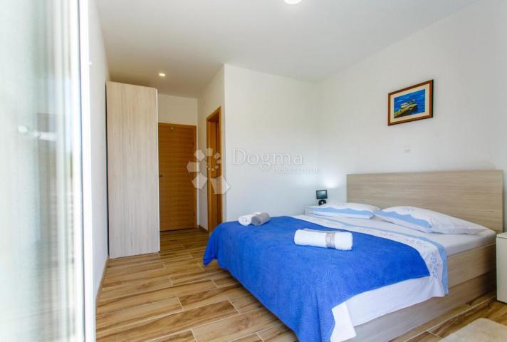 Samo u Dogmi! Hvar, 10m od plaže, prekrasna kuća sa 4 apartmana