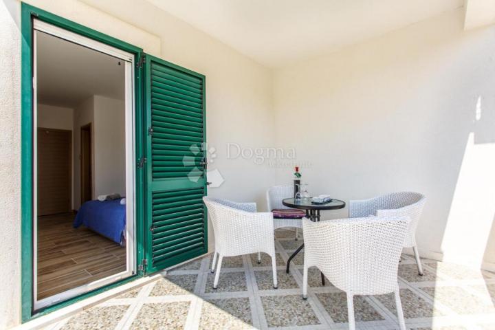 Samo u Dogmi! Hvar, 10m od plaže, prekrasna kuća sa 4 apartmana