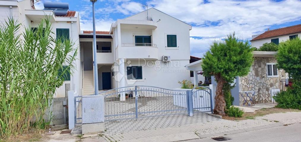 Samo u Dogmi! Hvar, 10m od plaže, prekrasna kuća sa 4 apartmana