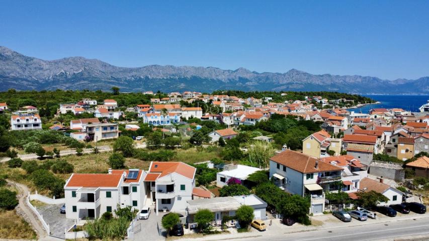 Samo u Dogmi! Hvar, 10m od plaže, prekrasna kuća sa 4 apartmana