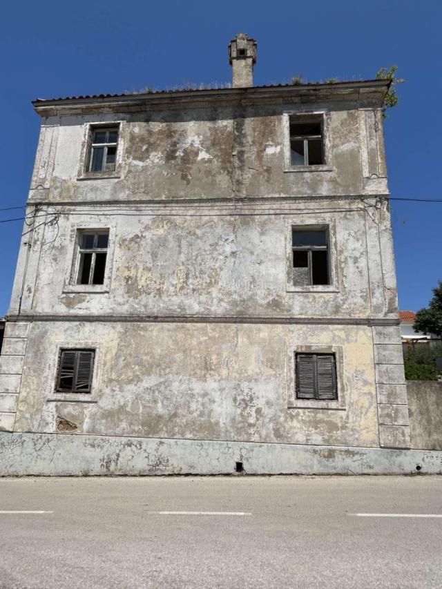 GRAĐEVINA ZA PRENAMJENU U HOTEL NA ATRAKTIVNOJ LOKACIJI