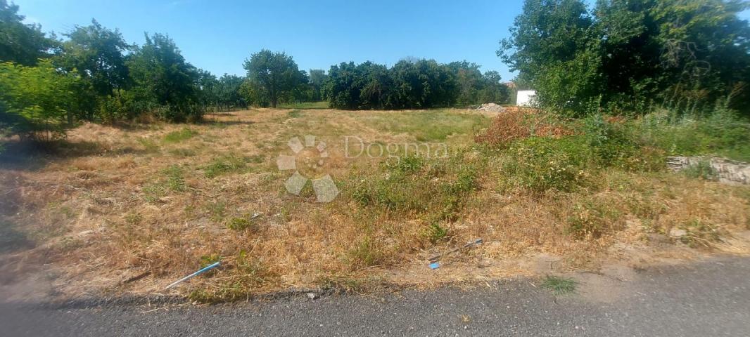 Bauland Cerić, Nuštar, 680m2
