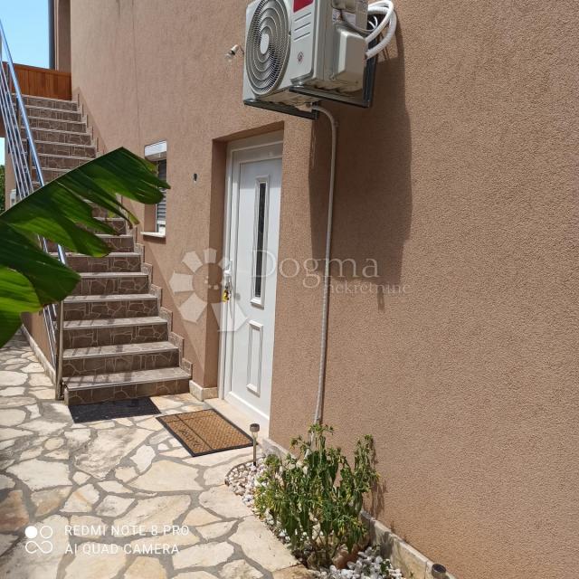 Prodaja kuće 80m od mora, 6 apartmana 
