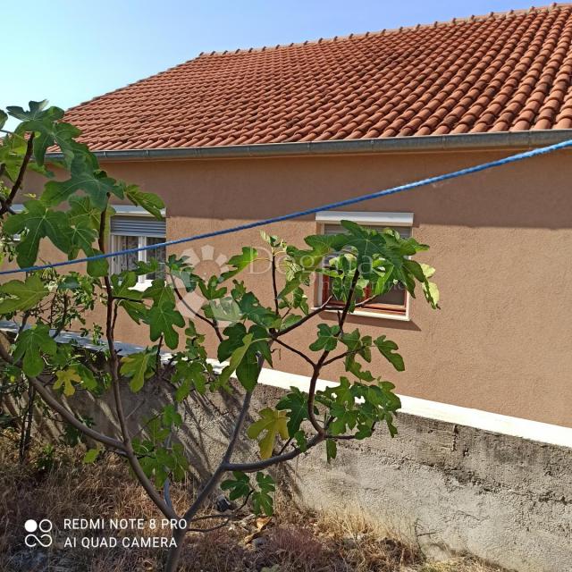 Prodaja kuće 80m od mora, 6 apartmana 