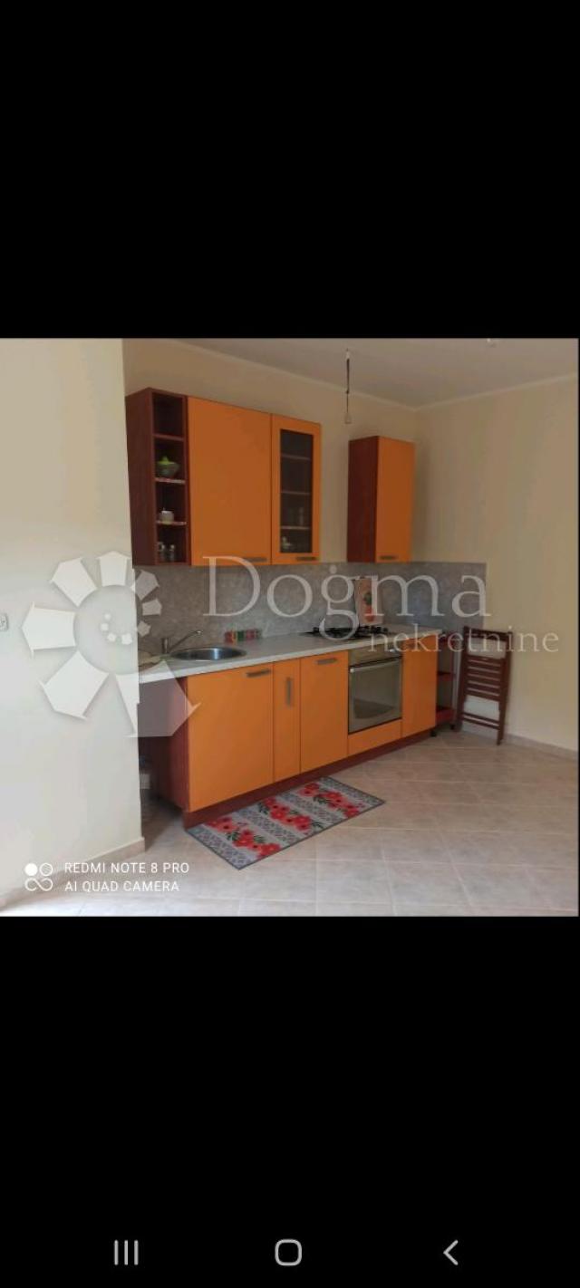 Prodaja kuće 80m od mora, 6 apartmana 