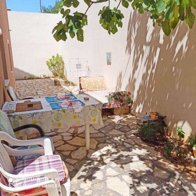 Prodaja kuće 80m od mora, 6 apartmana 