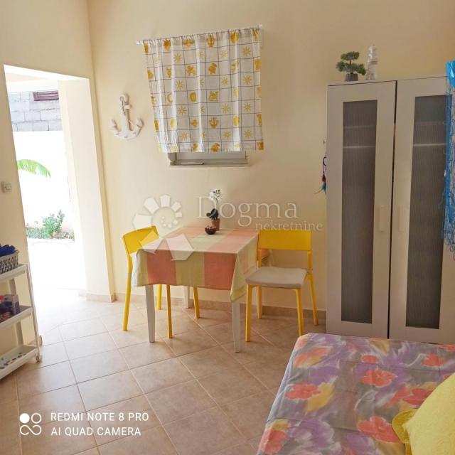 Prodaja kuće 80m od mora, 6 apartmana 
