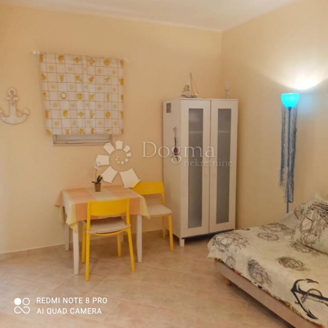 Prodaja kuće 80m od mora, 6 apartmana 